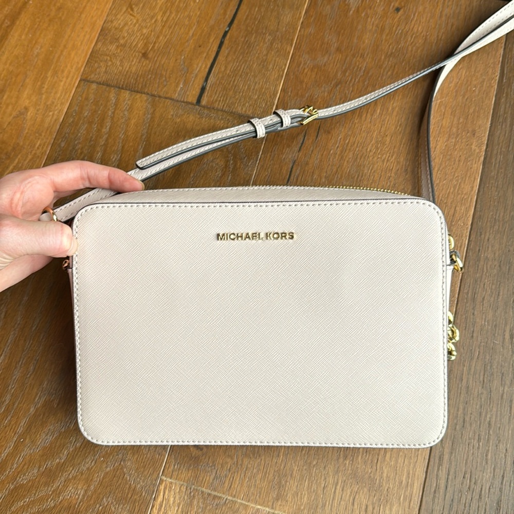 Micheal Kors - Large Leather Jet Set East West Crossbody in Soft Pink/Gold - Picture 2 of 9